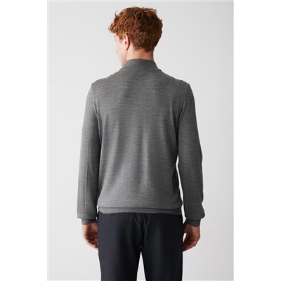 Серый вязаный свитер - полуводолазка с шерстяным передом с рисунком - стандартный крой