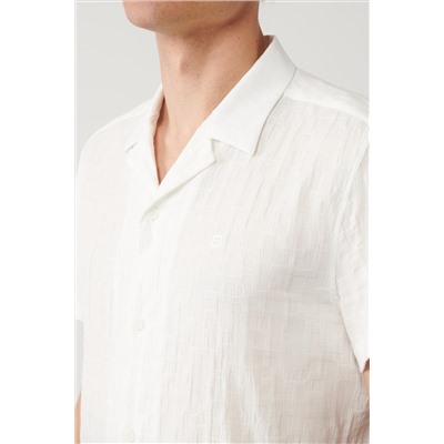 Белая жаккардовая хлопковая рубашка обычного кроя с открытым воротником и короткими рукавами