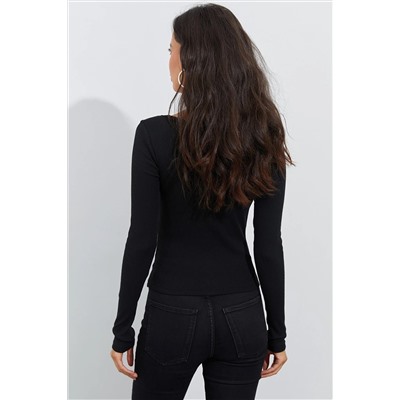 Женская черная блуза-бретелька с аграффити B1908