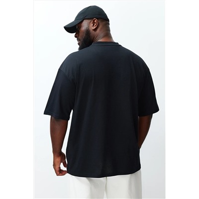 Черная удобная футболка больших размеров с принтом больших размеров из 100 % хлопка TMNSS24BF00022