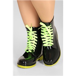 Резиновые ботинки с яркими шнурками