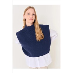 Короткий трикотажный свитер без рукавов темно-синего цвета с водолазкой