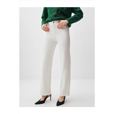 Белые джинсовые брюки с высокой талией и широкими карманами
