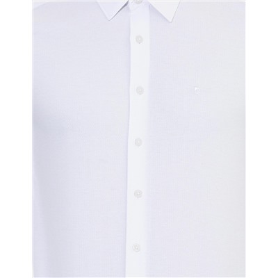 Белая приталенная рубашка с длинным рукавом