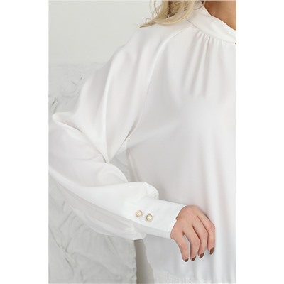 Белая блузка с декоративным элементом на горловине