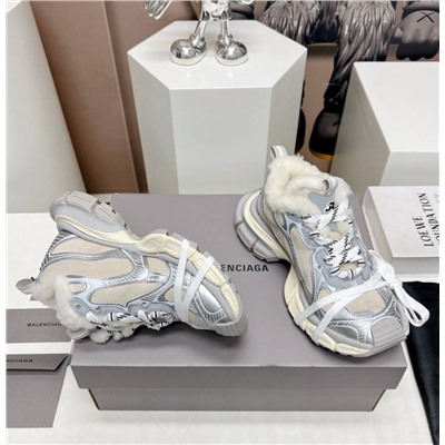 Зимние кроссовки Balenciag*a Изготовлены из оригинальных материалов. Полный комплект оригинальной упаковки