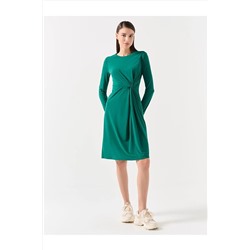 Темно-зеленое трикотажное платье миди прямого кроя с длинными рукавами и круглым вырезом