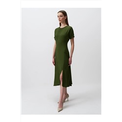Зеленое платье-миди с круглым вырезом и разрезом