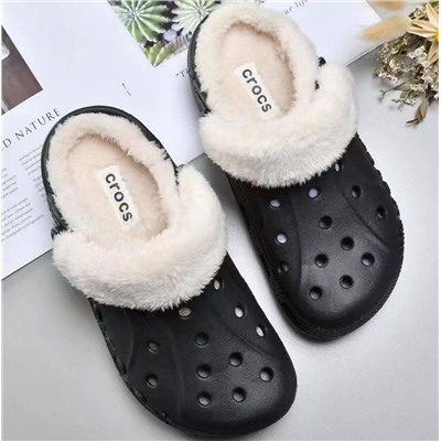 Для тех, кто не хочет и зимой расставаться с любимыми кроксами (а в Южной Корее, например, их носят круглогодично, и это самая популярная обувь там) то есть Crocs на меху 🥾  Хорошая реплика