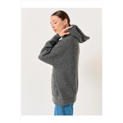 Трикотажный свитер антрацитового цвета с длинными рукавами и капюшоном
