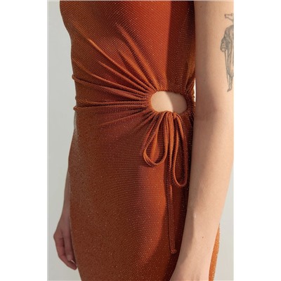 Элегантное вечернее платье с деталью на одно плечо цвета корицы TPRSS23EL00410