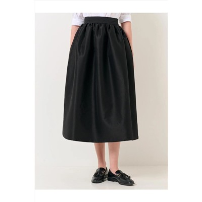 Черная стильная расклешенная юбка миди с нормальной талией