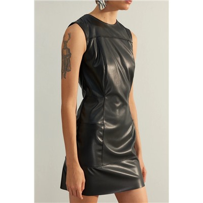 Черное приталенное тканое платье из искусственной кожи TWOAW24EL00316