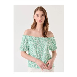 Мятно-зеленая блузка с вырезом лодочкой и короткими рукавами с цветочным узором