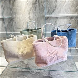 Симпатичная сумка тоут в стиле Miu Mi*u 👝   Размера нет, но на модели видно какая она