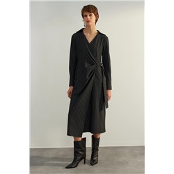 Черное двубортное тканое платье в полоску с застежкой TWOAW24EL00239