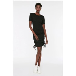 Черное эластичное трикотажное платье с круглым вырезом и сборками в рубчик TWOSS21EL0118