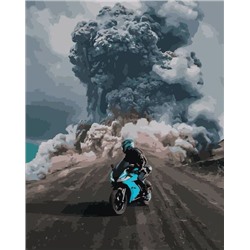 Мотоциклист у вулкана