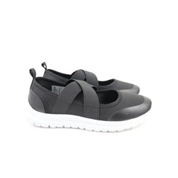 Schwarze Slip-ons
     
      Janina, elastische Riemen