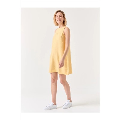 Желтое льняное платье прямого кроя без рукавов с круглым вырезом