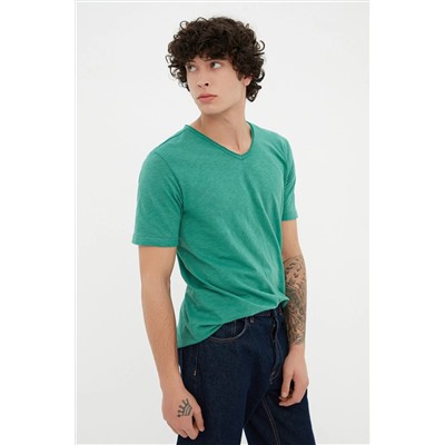 Зеленая мужская базовая футболка из 100% хлопка с v-образным вырезом и расклешенным одинарным трикотажем TMNSS20TS0035