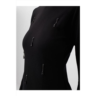 Черное платье-водолазка с длинными рукавами и стильной деталью