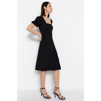 Черное трикотажное платье миди с квадратным вырезом и объемными рукавами трапециевидной формы с разрезом TWOSS23EL01533