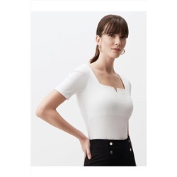 Белая стильная базовая блузка с квадратным вырезом и короткими рукавами