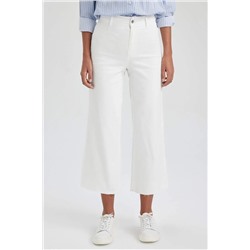 Укороченные белые джинсовые брюки с высокой талией и вырезом-кюлотами