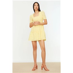 Желтое мини-платье с квадратным воротником на тканой подкладке и талией TWOSS21EL2690