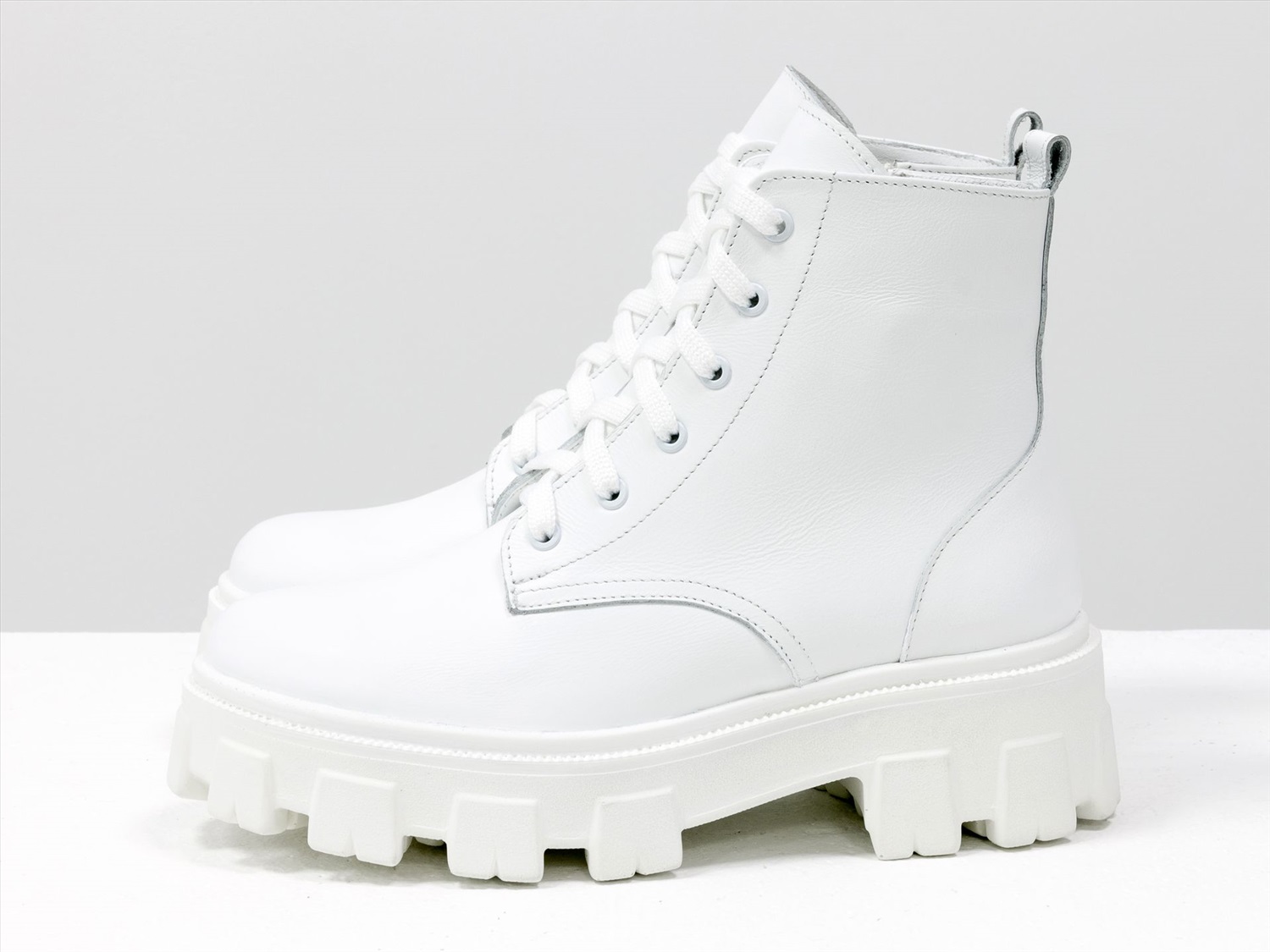 Стильные белые ботинки из натуральной гладкой кожи, на шнуровке и навысокой тракторной подошве белого цвета, новая зимняя коллекция от ДжиноФиджини,