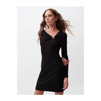 Черное стильное мини-платье с асимметричным воротником и длинными рукавами