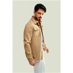 Светло-бежевое классическое замшевое пальто-рубашка с классическим воротником и передними карманами на кнопках
