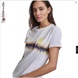 DKN*Y ❤️  экспорт  ✅  женская футболка с абстрактной печатью, похожей на картину нарисованную маслом, на левой груди трехмерный логотип. Цена на оф сайте 69 💵 начало продаж 22.04 в 10:00