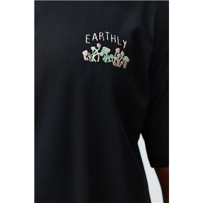 Черная футболка свободного и удобного кроя большого размера из 100 % хлопка с вышивкой грибов TMNSS24BF00024