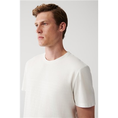 Белая футболка. 100 % хлопок. Облегающий крой с круглым вырезом и жаккардовыми вставками